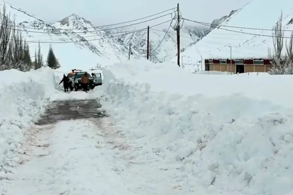 Histórica nevada dejó impactantes postales en la cordillera mendocina con nieve récord