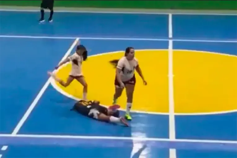 Imágenes sensibles: una futbolista pateó dos veces en la cabeza a una rival y fue suspendida por cinco años en Brasil