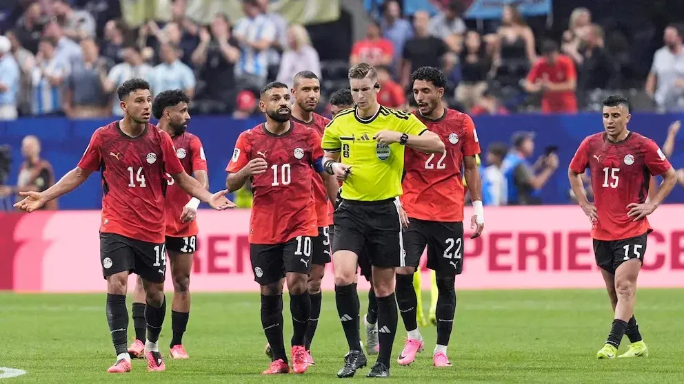 La Asociación Egipcia de Fútbol denunció al árbitro del partido contra la Selección Argentina