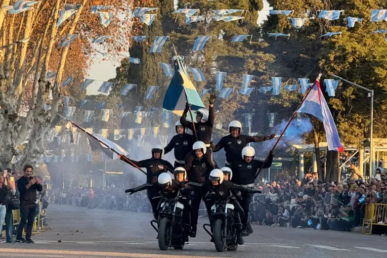 La «Brigada Blanca» de la Policía Federal Argentina deslumbró en el desfile patrio en Gualeguaychú