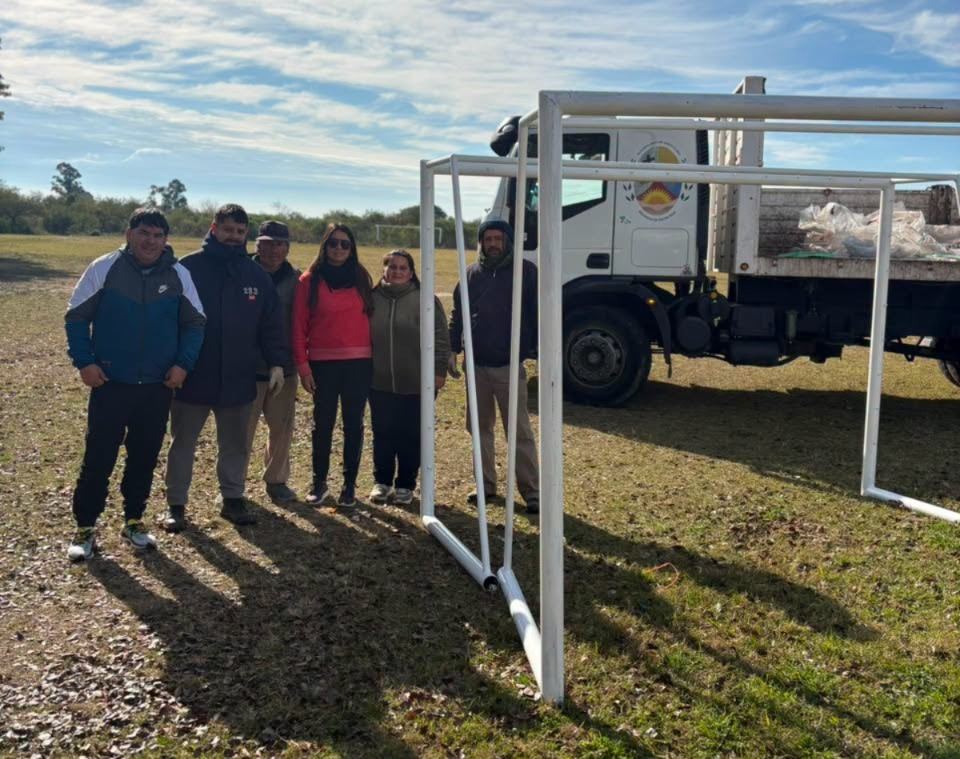 La Municipalidad de Santa Elena entregó arcos de fútbol al Club Deportivo Santa Elena