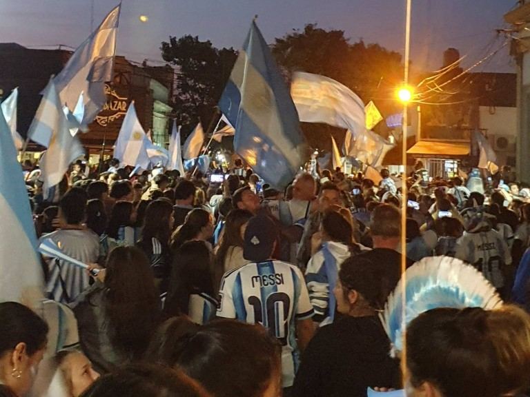 La Paz se vistió de celeste y blanco: multitudinario festejo por el pase de la Selección Argentina a la final del Mundial