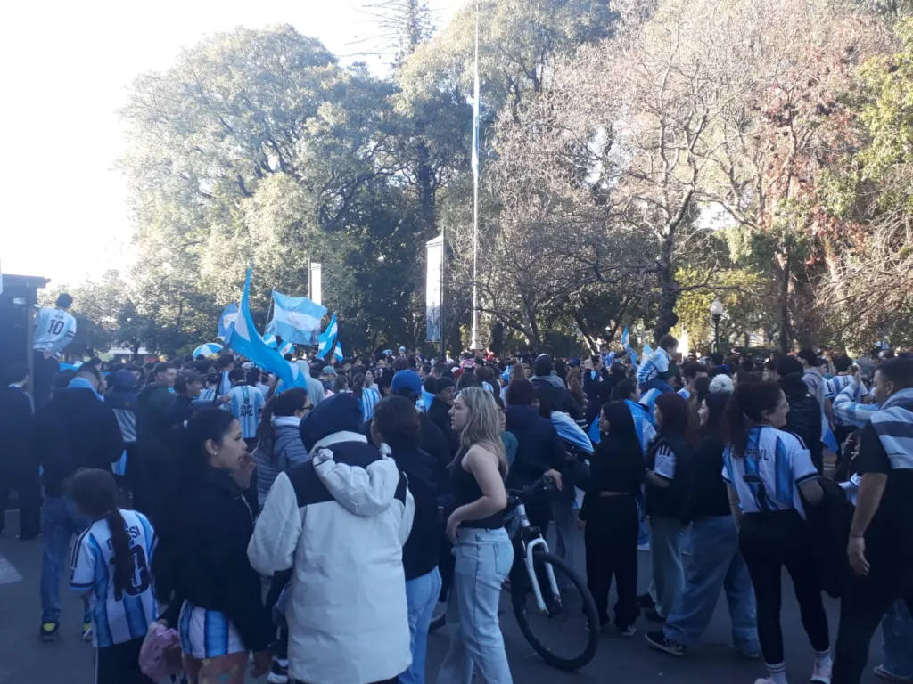 La plaza Ramírez se tiñó de celeste y blanco tras el pase a cuartos de final