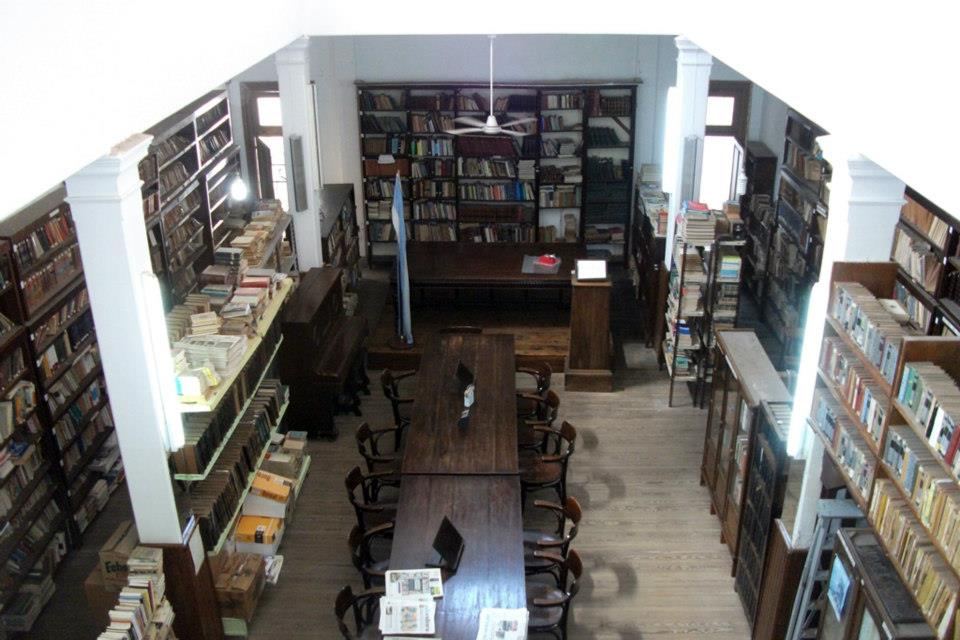 La poesía vuelve a la Olegario Andrade con una noche de lecturas, café y vino