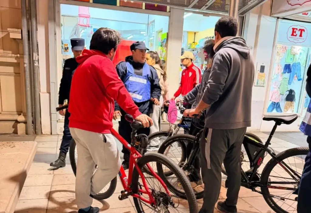 La Policía hizo un fuerte operativo para concientizar sobre el uso de bicicletas en lugares no habilitados