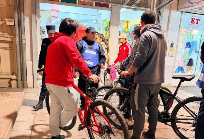 La Policía hizo un fuerte operativo para concientizar sobre el uso de bicicletas en lugares no habilitados