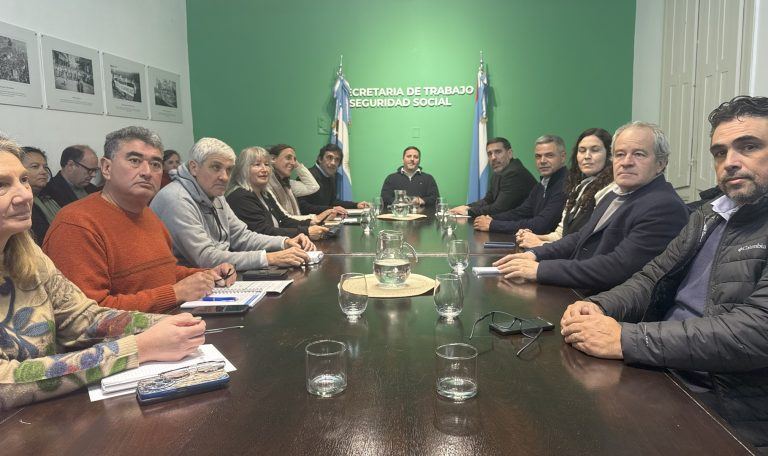 La provincia afirma que mejoró la propuesta salarial para los docentes