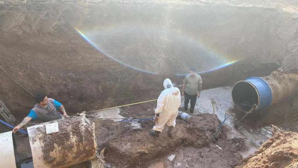 La reparación del caño maestro de agua seguirá durante la noche