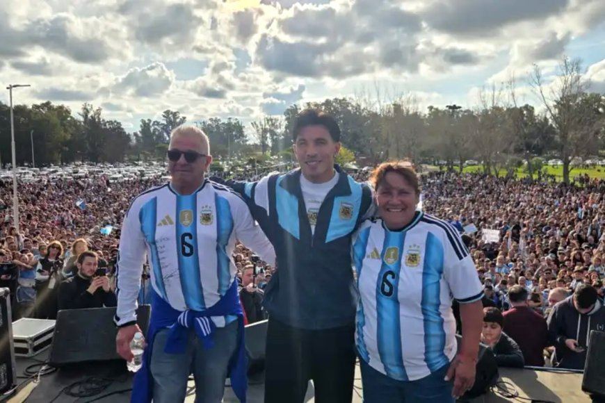 Lisandro Martínez, el entrerriano que desplegó la bandera de Malvinas, fue recibido por una multitud en Gualeguay
