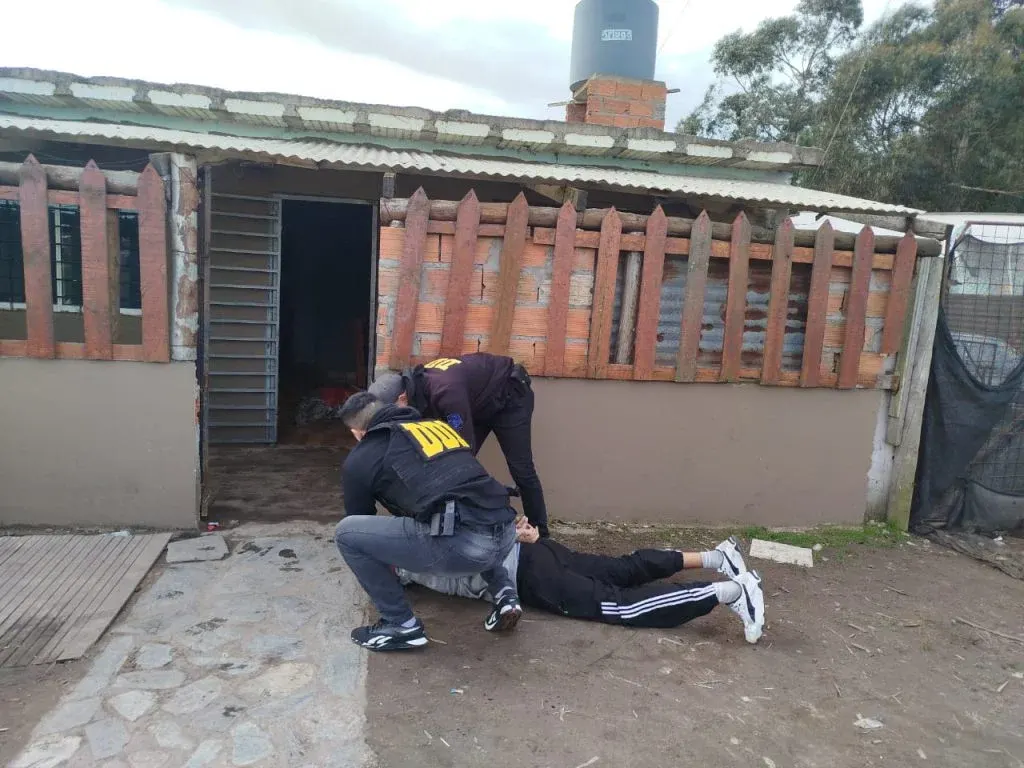 Lo buscaban por un asalto y lo encontraron escondido debajo de una cama
