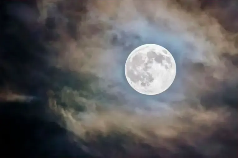 Luna del Ciervo: cuándo se verá y qué dice la tradición sobre su influencia en la salud, el cabello y los cultivos