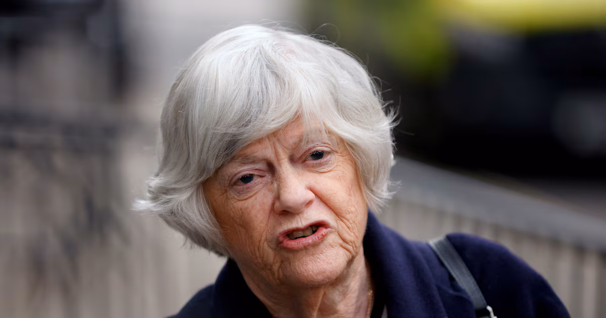 Matan a Ann Widdecombe en su casa y la policía busca al sospechoso