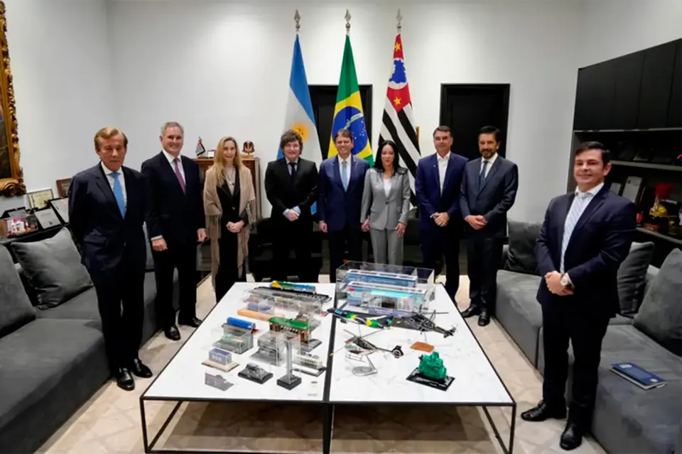 Milei llegó a Brasil y respaldó la candidatura de Flávio Bolsonaro