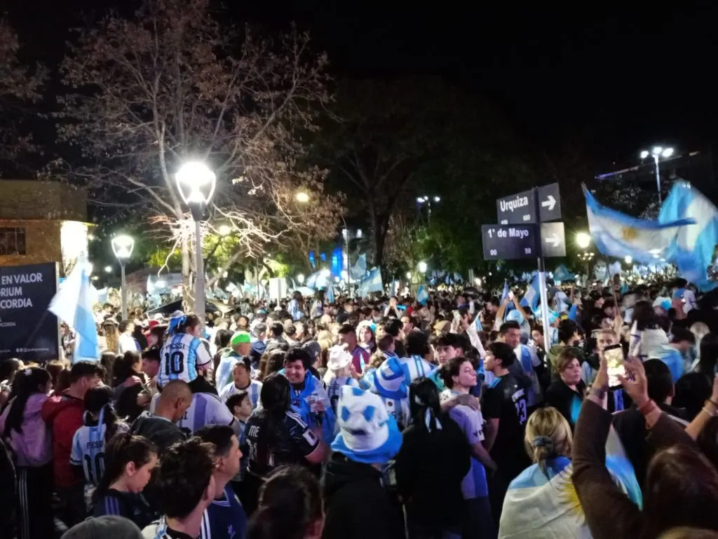 Miles de concordienses copan la plaza 25 de Mayo para celebrar el triunfo de Argentina sobre Inglaterra