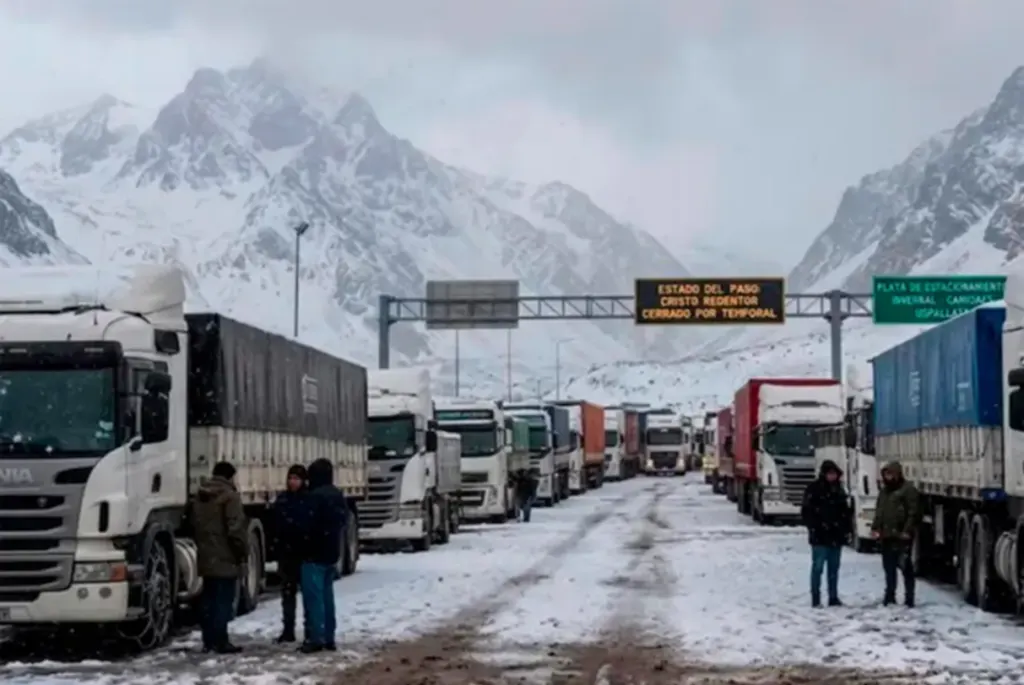 Por el temporal histórico en la cordillera unos 1.500 camiones permanecen varados