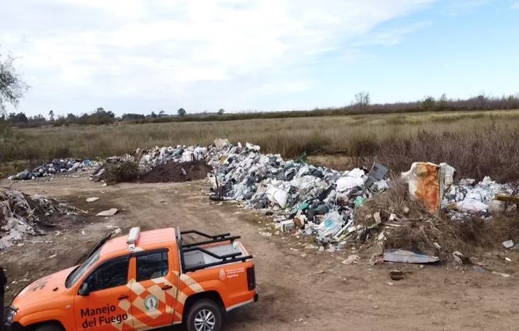 Por presuntas infracciones ambientales en un área protegida, frenan un vertedero en Islas del Ibicuy
