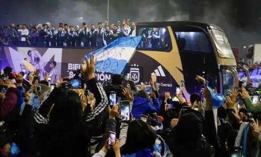 Regreso tras la final del mundial: La selección volvió al país sin Messi y con parte del plantel rumbo a europa