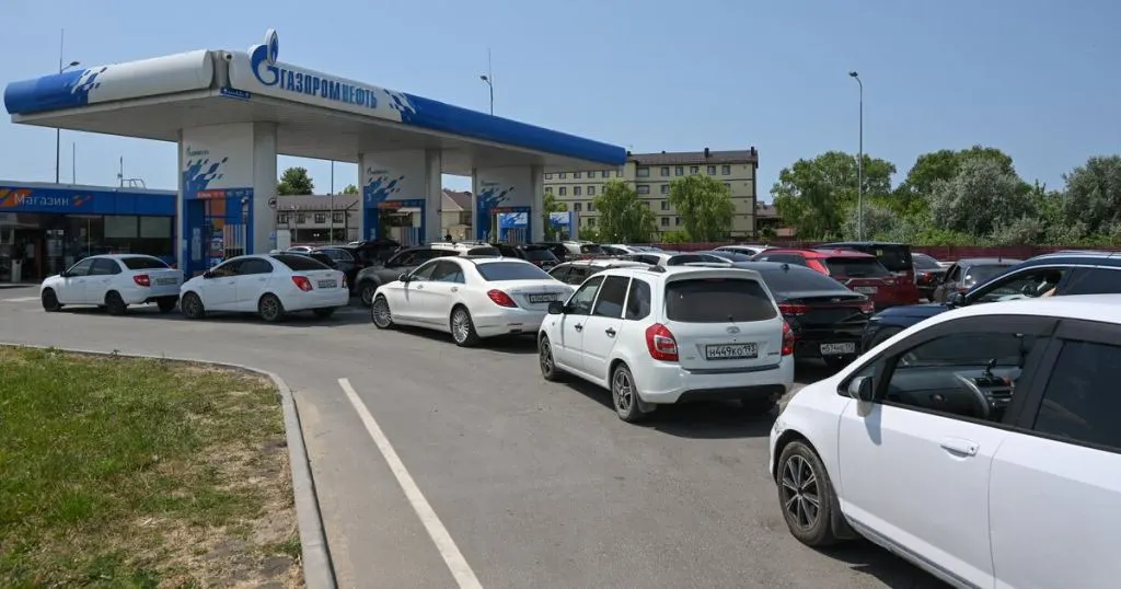 Rusia admite escasez de combustible tras ataques a refinerías