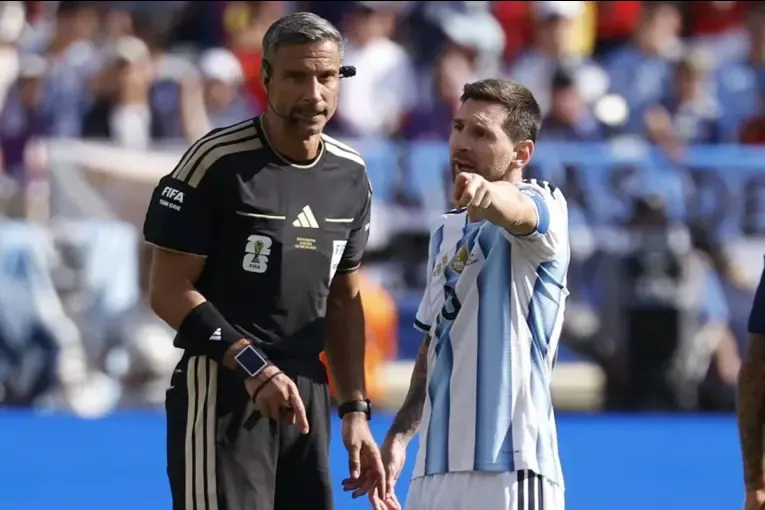 Se retiró el árbitro de la final del Mundial tras 16 años en el plano internacional