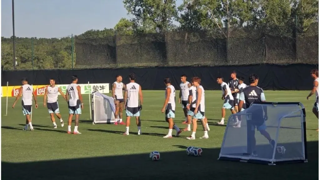 Sin Messi y los titulares, la Selección Argentina volvió a las prácticas con la mente puesta en Inglaterra