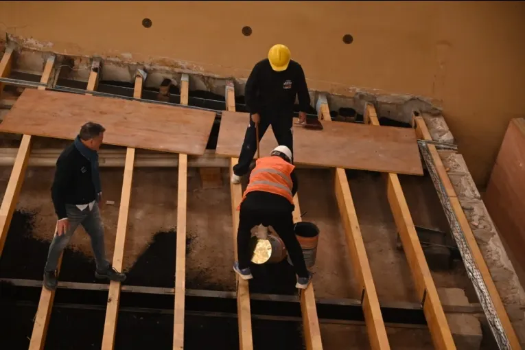 Teatro Gualeguaychú: la obra de restauración del piso entra las últimas semanas de trabajo