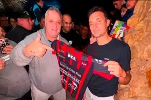 Un hincha de Patronato viajó a Pujato y le regaló la camiseta rojinegra a Scaloni