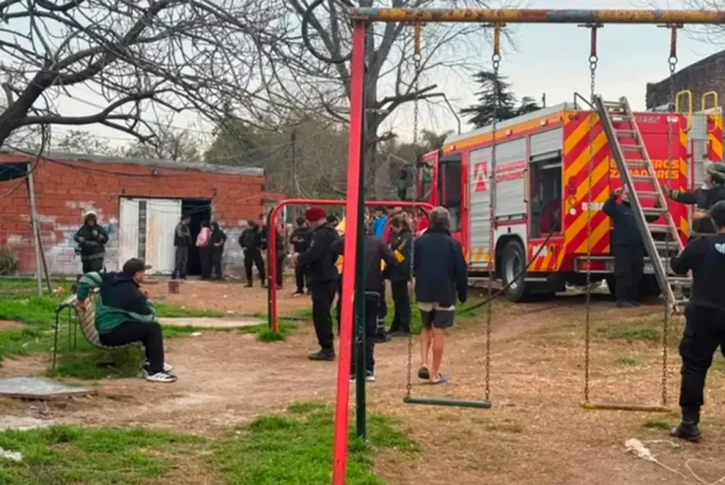 Un nene murió tras el incendio de una vivienda y su hermano fue rescatado por vecinos