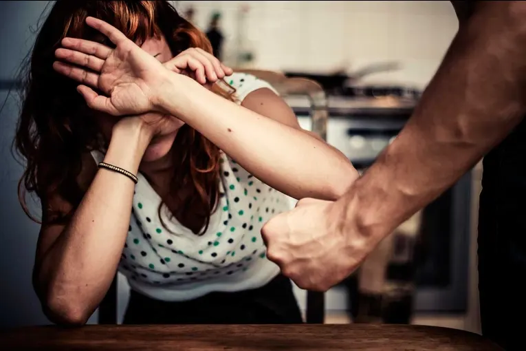 Una mujer agredida fue puesta a resguardo y tras un allanamiento se detuvo al violento