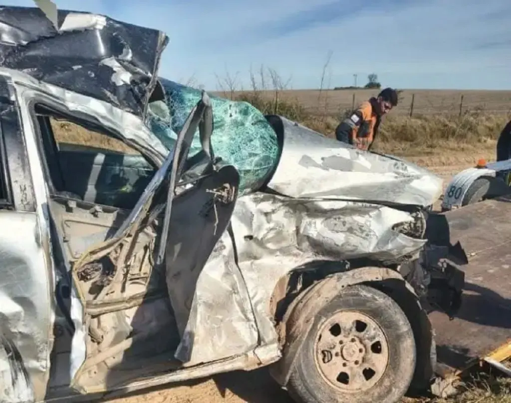 Una mujer perdió la vida al chocar contra un camión. Su hijo resultó con lesiones leves