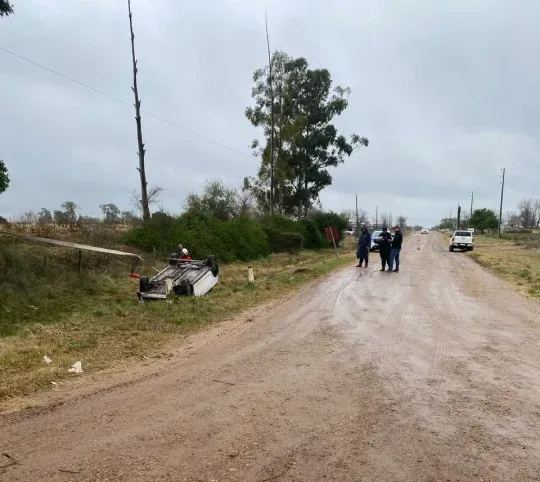 Una mujer sufrió heridas leves tras volcar con su auto en Villa Elisa