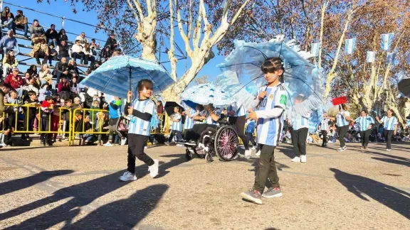 Una multitud de vecinos vivió el desfile del 9J en la Costanera