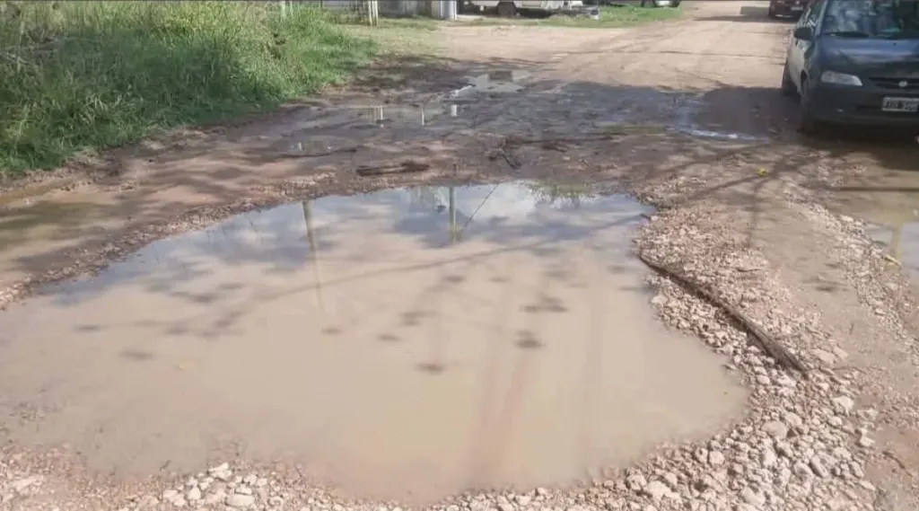 Vecinos reclaman el arreglo urgente de una calle y mejoras en el alumbrado público