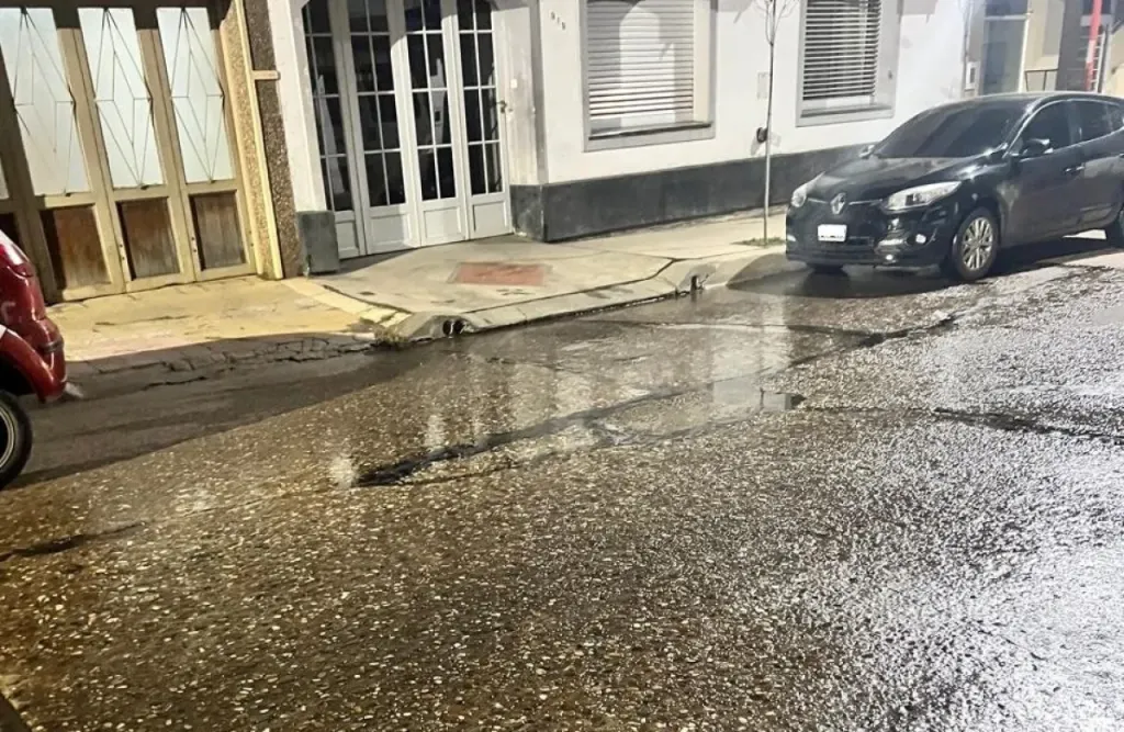 Vecinos reclaman por un caño roto que pierde agua en Alberdi y 21 de Noviembre