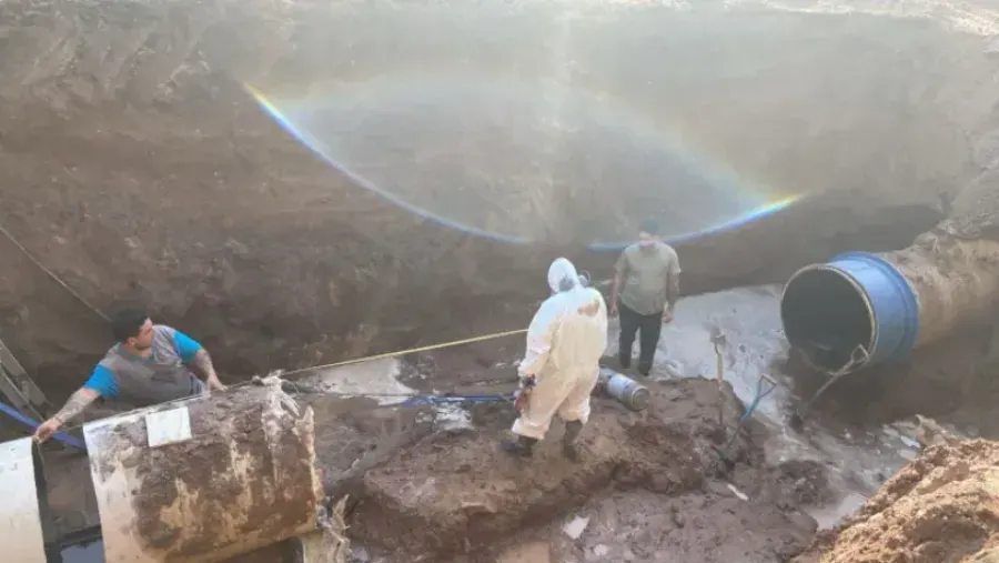 Vuelven a reparar el caño maestro de agua y podría haber restricciones en el servicio