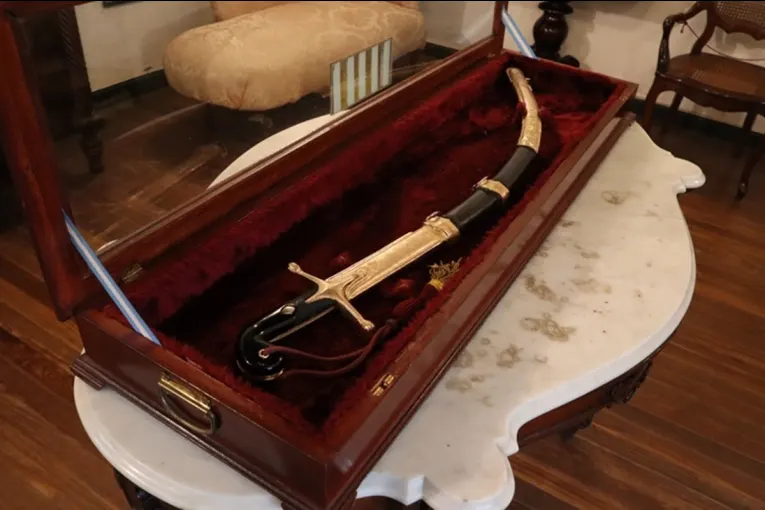 A 176 años de la muerte de San Martín, una réplica de su sable corvo se exhibe en la Casa de Haedo