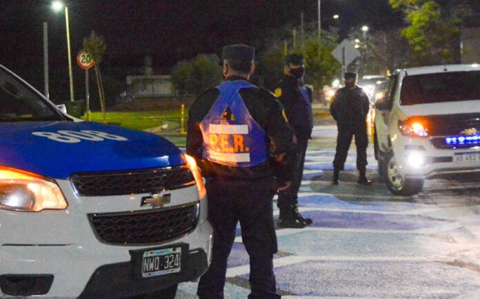 Allanamientos por el robo de un motor náutico: secuestraron una camioneta