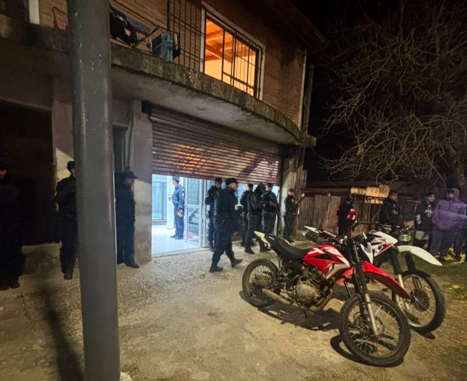 Allanamientos positivos: secuestraron droga, un arma y cartuchería. Un detenido