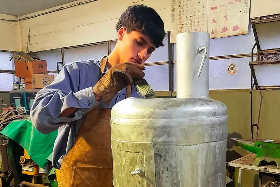 Alumnos de una escuela técnica construyeron salamandras a leña con llantas y chapas recuperadas