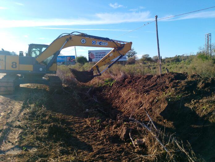 Ante la previsión de lluvias intensas, refuerzan la limpieza de desagües en el acceso Bruno