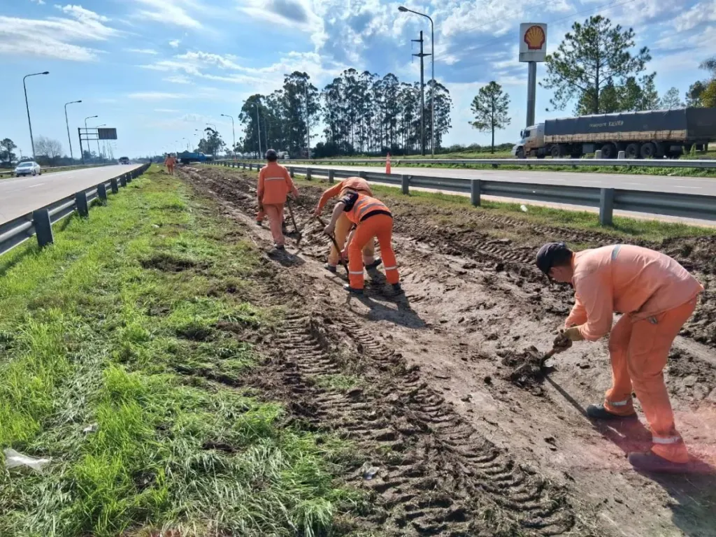 Autovía del Mercosur realiza limpieza y mantenimiento en el acceso sur a Colón