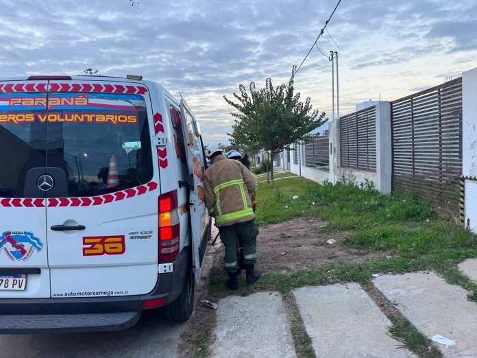 Bomberos Voluntarios rescataron a un gato que cayó dentro de una cisterna