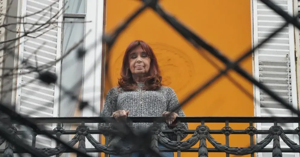 Causa Vialidad: la Justicia ordenó embargar el departamento donde Cristina Kirchner cumple el arresto domiciliario