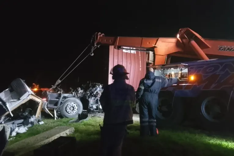 Choque entre dos camiones en la Ruta 14: un conductor fue trasladado al Hospital Centenario
