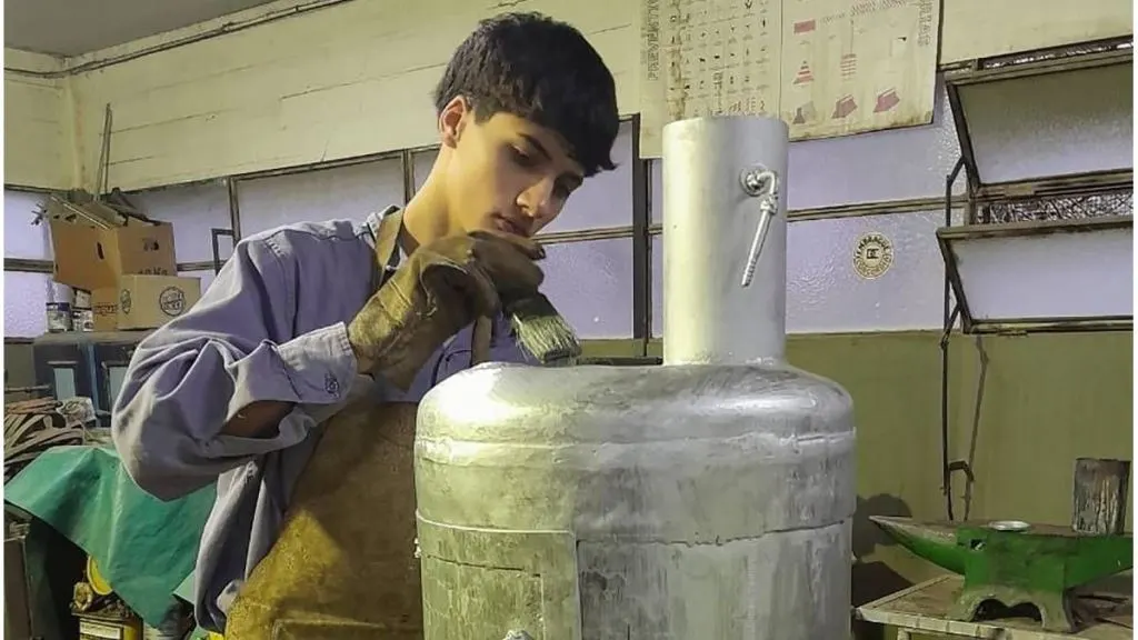 Colón: con materiales reciclados, estudiantes fabrican salamandras para donar a familias