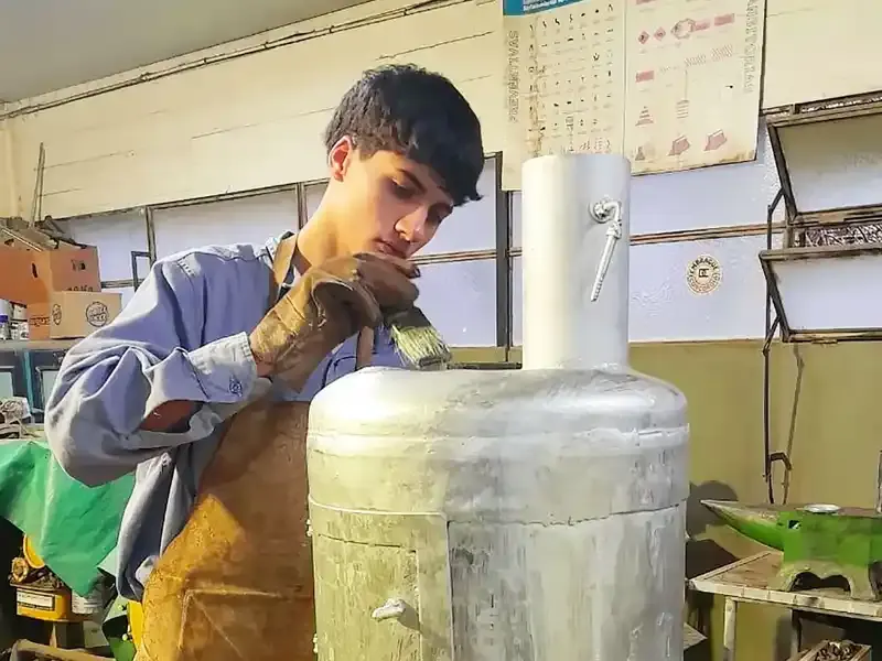 Con materiales reciclados, estudiantes de Colón fabrican salamandras para donar a familias