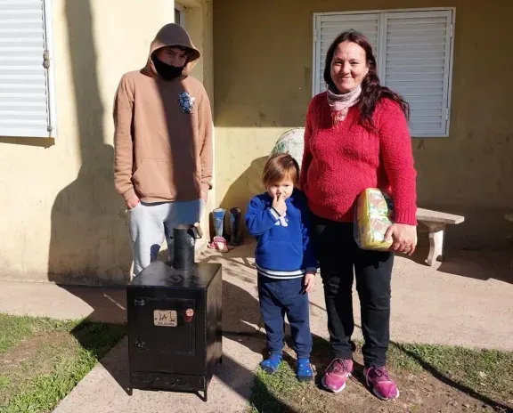 Con materiales reciclados, estudiantes fabrican salamandras para donar a familias