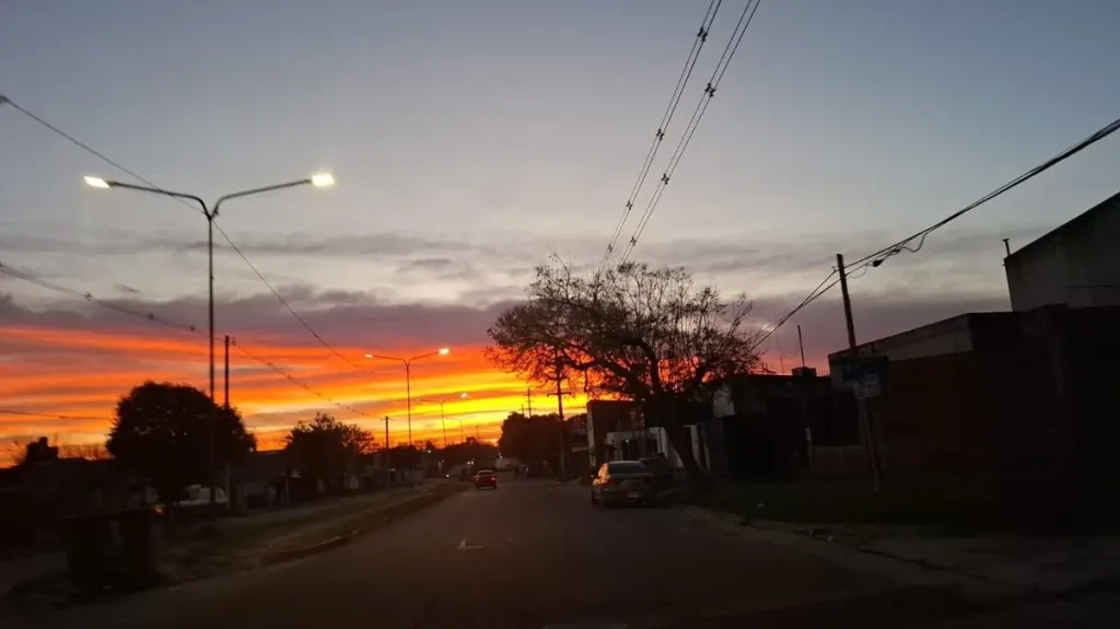 Concepción del Uruguay amaneció con un cielo de colores y se prepara para un cambio de tiempo