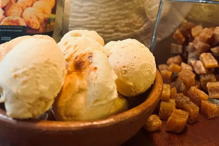 Creó chipa relleno con madera comestible que sorprende con su particular sabor
