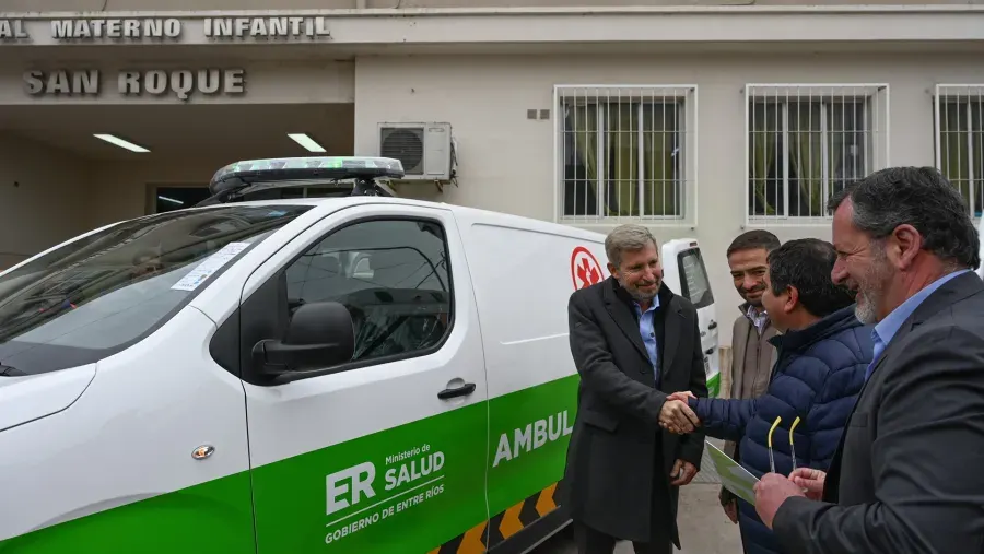Cuatro ambulancias y dos motos fueron entregadas a los hospitales San Martín y San Roque de Paraná y al 107