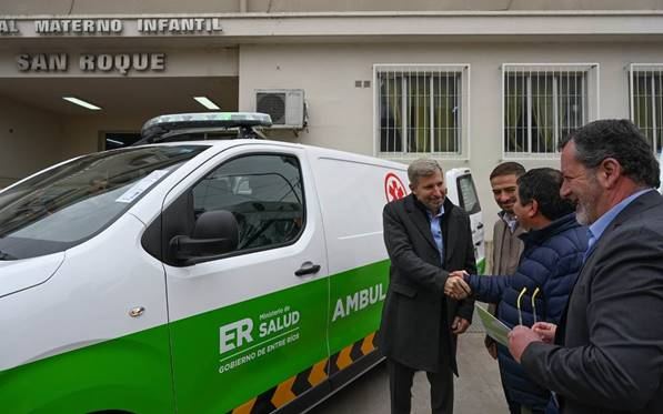 Cuatro nuevas ambulancias y dos motos fueron entregadas a los hospitales san martín y san roque de Paraná y al 107
